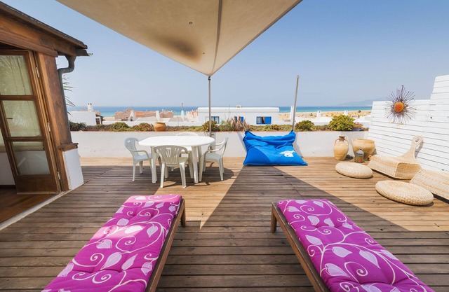 Beautiful large 3 bedroom apartment, terrace sea views, Wifi.