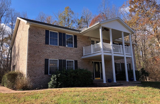 Beautiful Large Home Minutes from Lake Anna with Games & Hot Tub!