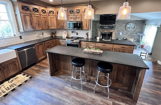 Beautiful large home with a Fire Place and large kitchen!!