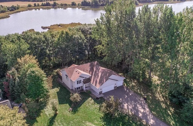 Beautiful Large Lake House!