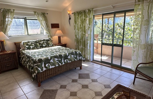 Beautiful, large studio with Mountain views from deck, beach access & A/C