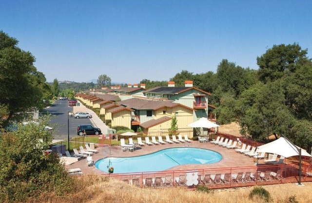 Beautiful Location and great resort amenities including outdoor pool in this 1BD condo