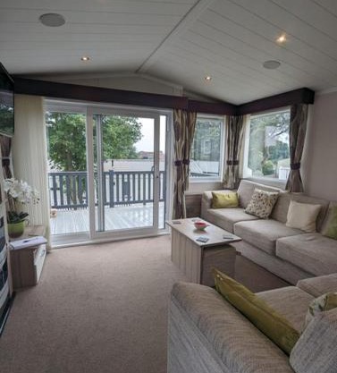 BEAUTIFUL LODGE on SHOREFIELD Country Park on edge of New Forest ENTERTAINMENT AND LEISURE PASSES INCLUDED