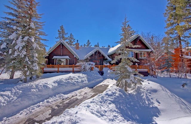 Beautiful Log Cabin with views, hot tub, WIFI, minutes to both ski resorts