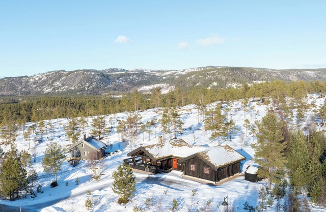 Beautiful log cabin, 4 bedrooms with sleeping space for 12, free wifi and sauna