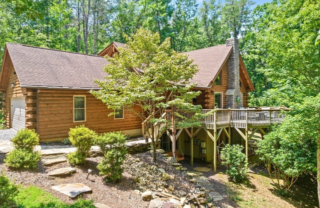 Beautiful Log cabin nestled in the mountains of Lake Lure