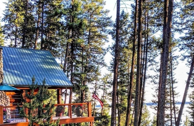 Beautiful Log Cabin, Private, Lake Views, Close to Lake Access!
