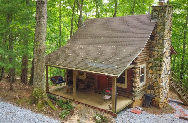 Beautiful log cabin with AC and WiFi in gorgeous Burnsville.