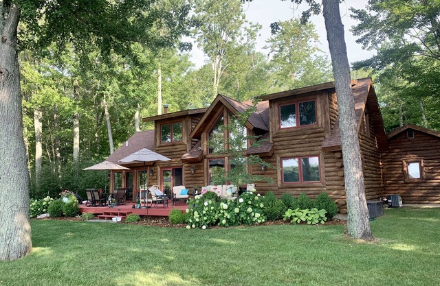Beautiful Log Cabin on Peaceful Bass Lake