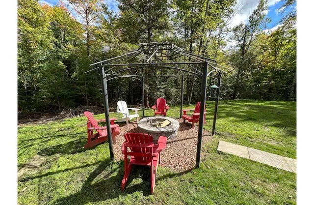 Beautiful Log Cabin with Sauna, BBQ & Firepit nearby Algonquin & Arrowhead Park!