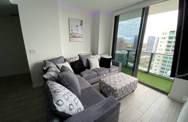 Beautiful Luxury High Rise 2BR Downtown Amazing Views 9Min Away From Airport !