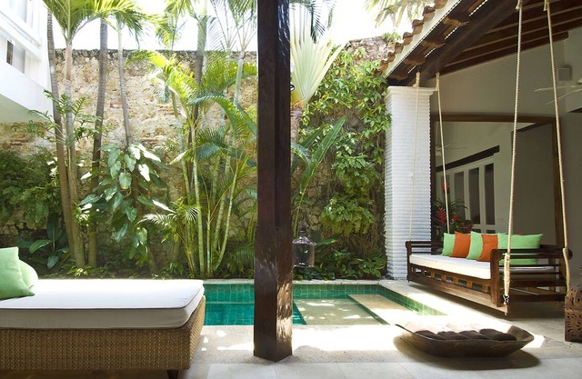 BEAUTIFUL LUXURY COLONIAL HOUSE WITH FULL SERVICE!