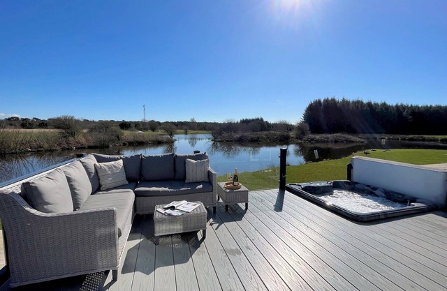 Beautiful Luxury Lakeside Lodge Hot Tub Views Pass the Keys