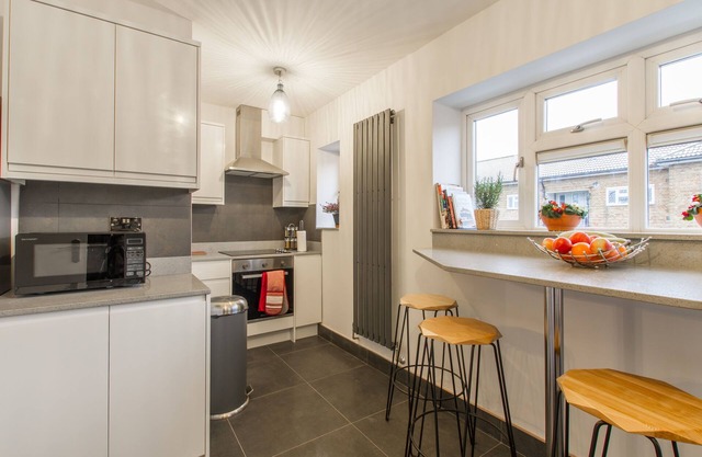 Beautiful Luxury London Flat - 3 minutes from Piccadilly line - sleeps 12