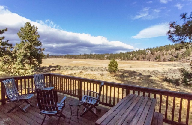 Beautiful Meadow Views | Walk to Town | Sisters OR Vacation Cabin