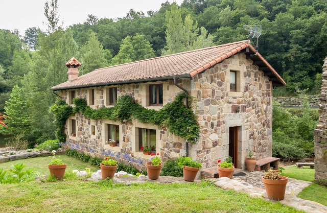 BEAUTIFUL MILL (1824) NEXT TO THE MIERA RIVER, NEAR THE BEACH AND CABARCENO