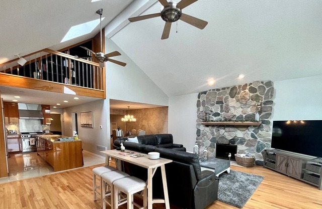Beautiful, Modern Lakehouse with Direct Lake Access! Family Friendly