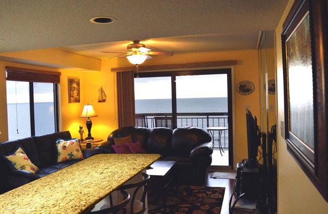 Beautiful/Modern Corner Penthouse 😎1BR Oceanfront w/Panoramic-View, 310 Reviews