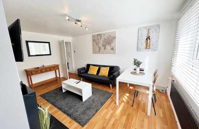 Beautiful Modern Apt (Sleeps 5)