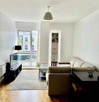 Beautiful modern 1 bedroom apart overlooking shops