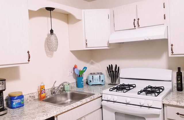 🤗Beautiful!Modern 2BR 2BA, w/Private bath, Free Wifi & Parking for 2