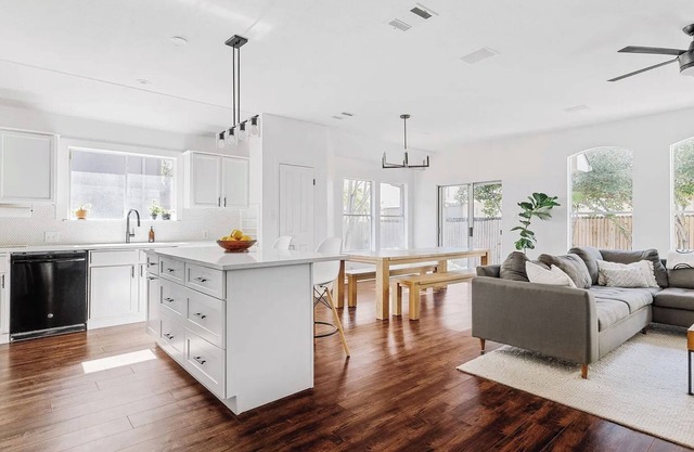 Beautiful, modern, 3-bedroom house with WiFi and AC in serene Cedar Park