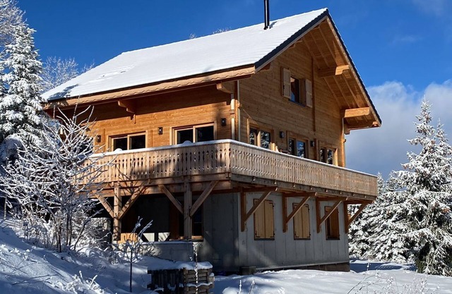 Beautiful modern chalet, exceptional mountain and pine views
