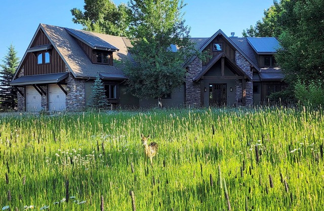 Beautiful modern home for hiking, skiing, golfing, and Yellowstone! or relaxing.