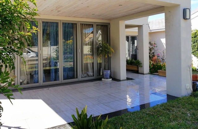 Beautiful modern house centrally located in Leafy suburb of Cape Town