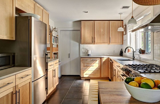 Beautiful, modern Montauk retreat with wood stove by Harbor: 4 guests max