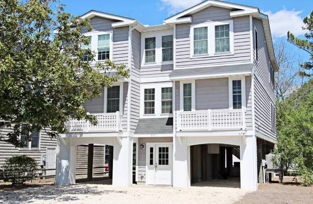 Beautiful Modern Canal Front Home Walking Distance to Beach!