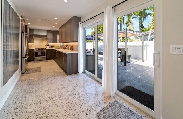 Beautiful Modern Pool Home near Beach and Dining
