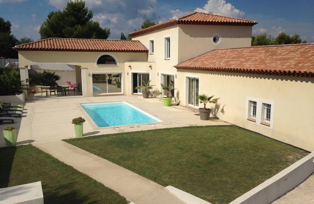 Beautiful modern Villa of 300 m2 in calm with swimming pool. Ideal Great Family