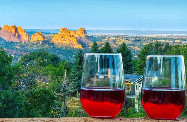 Beautiful Month-to-Month 4BR Executive Rental w/Amazing Views of Garden of Gods