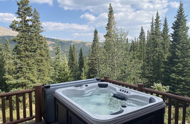 Beautiful Mountain Cabin 3BD/3.5 bath.Wonderful Views 15 miles from Breckenridge
