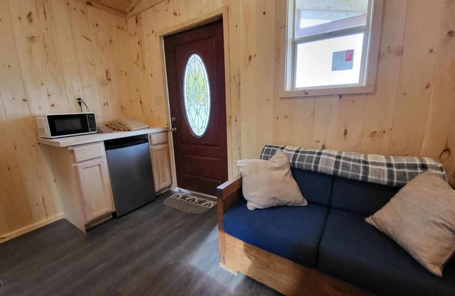Beautiful Mtn Rustic studio Cabin by the Creek