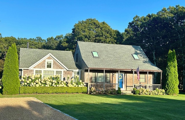 Beautiful MV Retreat - Central AC - Large Deck, Blue Stone Patio and Fire Pit