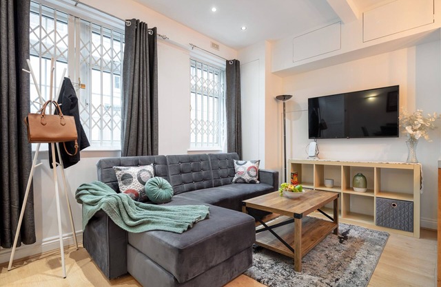 | Beautiful n' Warm Townhouse in Central London |