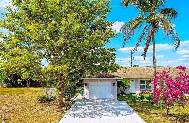 Beautiful Naples Home, walk to the Beach!
