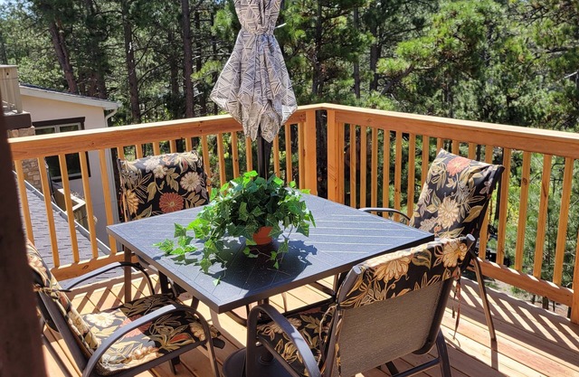 Beautiful nature filled peaceful w/HotTub 1 bedroom private above garage suite