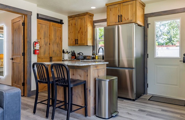 Beautiful NEW 1-bed, 1-bath right in downtown Cody! Sleeps up to 4.