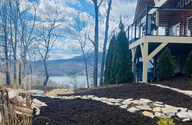 Beautiful NEW 5 bedroom Log cabin with PRIVATE HOT TUB overlooking Lake Lure