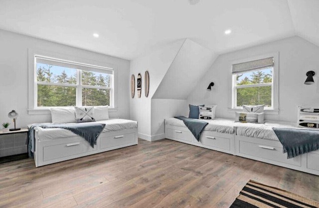 Beautiful new 6 bedroom lakehouse close to Halifaxn