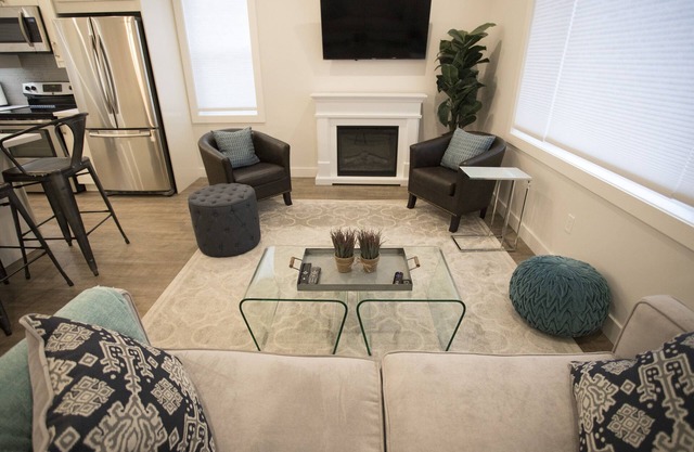 Beautiful, New, Luxurious 2 bedroom/2 Bath Carriage House