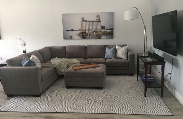 Beautiful, new, private apartment in Downtown Collingwood. Walk to all amenities