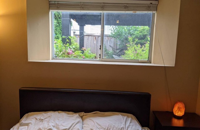 Beautiful New Renovated 1 Bedroom Suite w/laundrynn