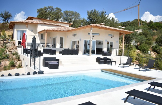 Beautiful new villa of 300 m2, sea view, pool, spa, sauna, gym