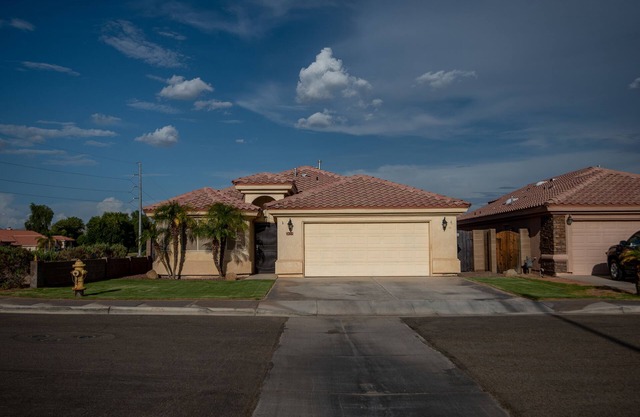 Beautiful Newly Furnished 3 Bed/2 Bath Home between Yuma & Foothills