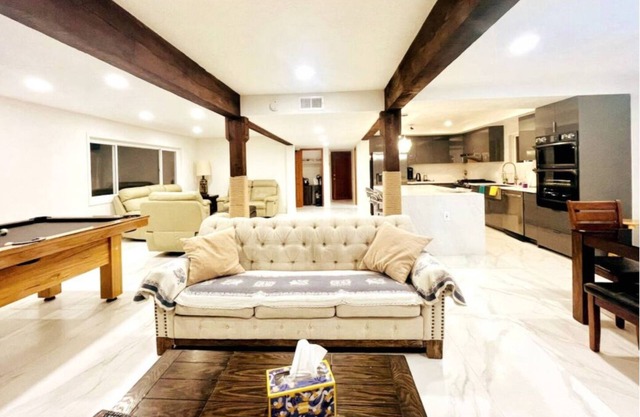 Beautiful newly remolded Waterfront Retreat with Coastal Elegance