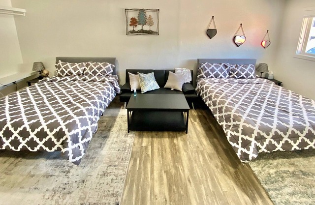 Beautiful Newly Renovated Apartment Sleeps 6 LC1